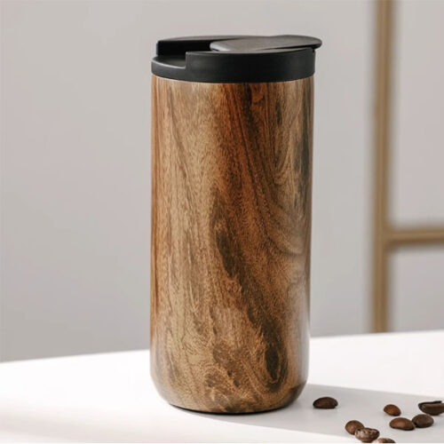 כוס תרמית מעוצבת בגימור עץ   שומרת חום/קור עם דופן כפולה לבידוד הנוזל 